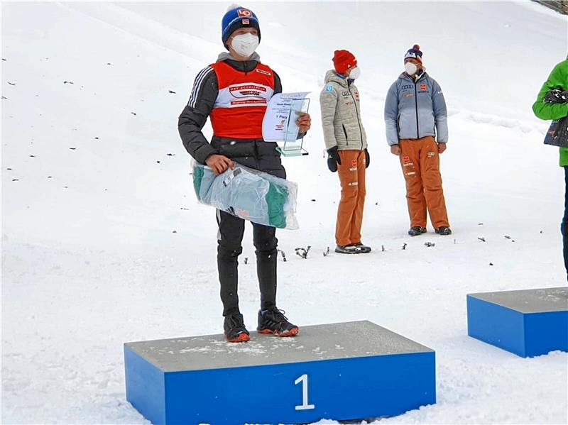Braunlager Skispringer Nando Riemann feiert historischen Erfolg Skispringer Nando Riemann vom WSV Braunlage gewinnt beim Saisonfinale in Berchtesgaden beide Wettkämpfe und sichert sich damit den Gesamtsieg im Deutschen Schülercup. Foto: Privat