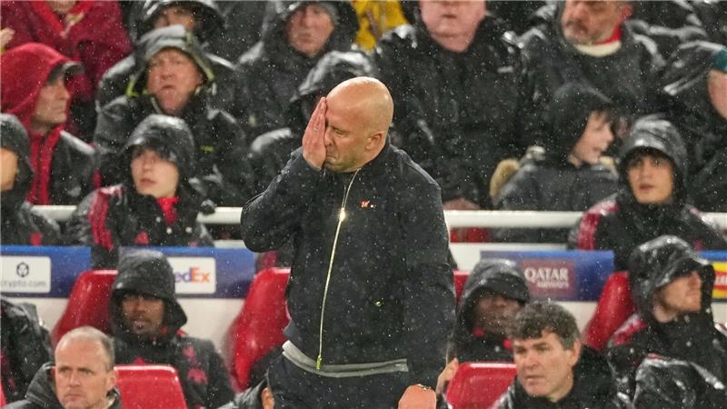 Slot steht im Rückspiel im Regen.