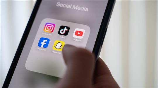 Smartphones sind ständige Begleiter - auch bei vielen Kindern und Jugendlichen. (Symbolfoto) 