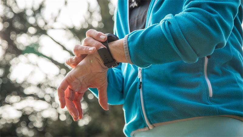 Smartwatches und Fitnesstracker können sinnvolle Helfer bei der Gesundheitskontrolle sein.