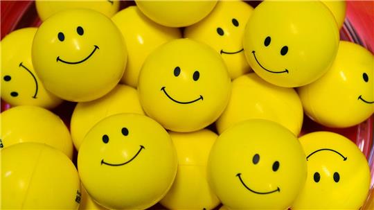 Smileys stehen für Glücksgefühl: Die Menschen in Finnland sind nach dem jüngsten „Weltglücksbericht“ weiterhin die Glücklichsten. Deutschland rangiert auf Platz 22.
