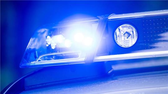 Smybolbild: Ein Blaulicht leuchtet an einer Polizeistreife.