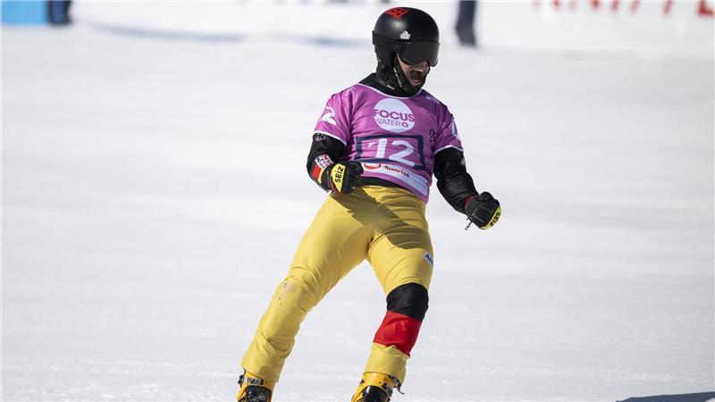 Snowboarder Baumeister holt überraschend WM-Silber Snowboarder Stefan Baumeister jubelt über die Silbermedaille bei der WM.