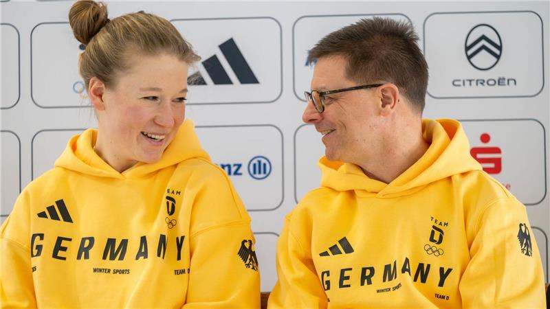 Snowboarderin Jana Fischer (l) freut sich auf ihre dritten Winterspiele.
