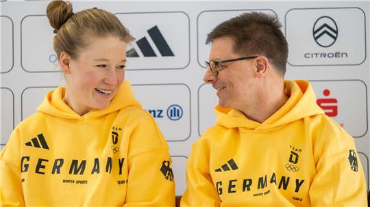 Snowboarderin Jana Fischer (l) freut sich auf ihre dritten Winterspiele.