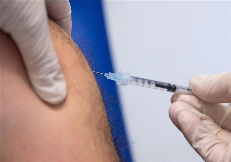 Bund fördert Corona-Nasenspray mit 1,7 Millionen Euro So aber anders: Die Bundesregierung will die Entwicklung eines neuen Corona-Impfstoffs unterstützen. Dieser soll allerdings durch die Nase in den Körper kommen.