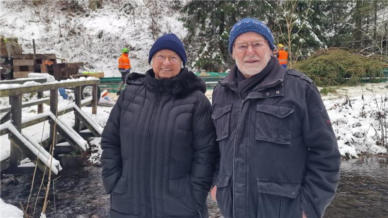 Weihnachtsbaum für den Bundestag kommt aus dem Harzer Wald Annemarie und Wilfried Lambrecht aus Wildemann verabschieden sich von der Fichte.