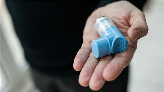 So ein Spray haben die meisten Asthmatiker immer dabei. (Archivbild)