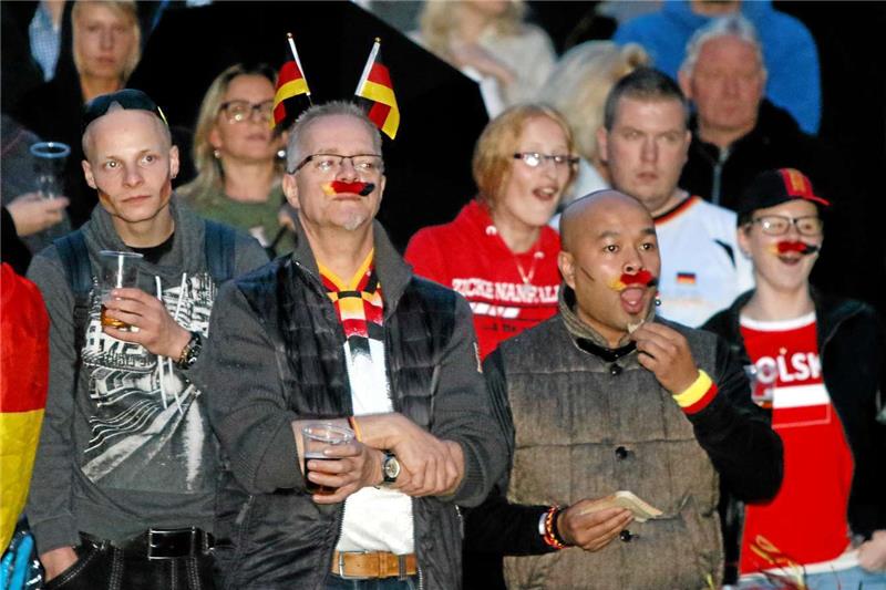 So ein deutscher Bart: Ein schwarz-rot-goldener Schnauzer verbindet Public Viewer und steht Deutschland-Fahnenträgern und Polska-Trikotfans recht passabel.