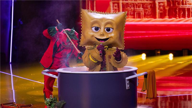 Barbara Becker erlebt bei „Masked Singer“ kein Happy End So eine verrückte Nudel: Die „Rave-ioli“ kam eine Runde weiter.