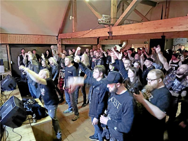 So feiern Metal-Fans einen schweißtreibenden Konzertabend. Und alle sind froh, dass es endlich wieder richtig harte Konzerte geben darf. Foto: Schlegel