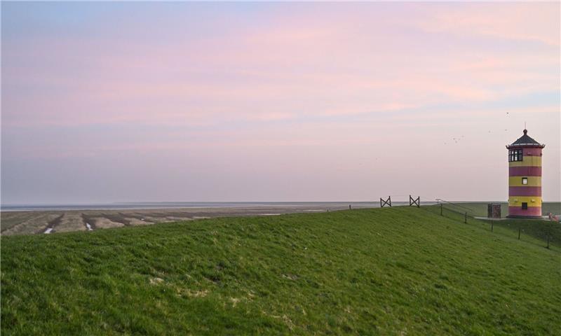 So friedlich: Der Pilsumer Leuchtturm in den frühen Morgenstunden.