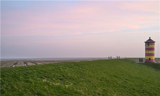 So friedlich: Der Pilsumer Leuchtturm in den frühen Morgenstunden.
