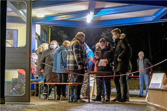 So geht Zuschauen im Jahr 2021: Wer im Dezember einem Spiel des Eishockey-Regionalligisten Harzer Falken beiwohnen will, der muss mit einer FFP2-Maske ausgestattet sein und ein entsprechendes Impfzertifikat vorweisen. Foto: Drechsler