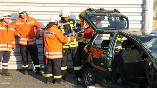 So geht‘s: Die Feuerwehr Hahausen gibt Bürgern praktischen Einblick in die Arbeit.