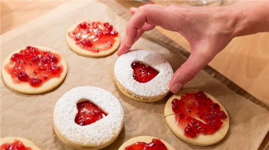 So gelingen perfekte Weihnachtsplätzchen. Foto: picture alliance / dpa-tmn