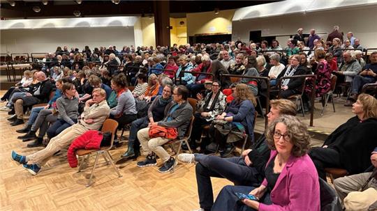 So gut besucht ist das Kurgastzentrum selten: 300 Gäste sehen die Premiere des Film „Formen moderner Erschöpfung“.