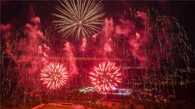 So hat es nur die Drohne gesehen: Das Höhenfeuerwerk explodiert am Freitag nach 23 Uhr mitten über dem Festplatz und bietet von vielen Orten aus ein herrliches Spektakel.