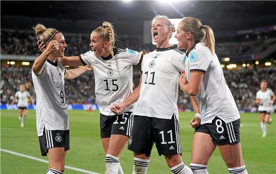 So hat man das deutsche Team bei der EM oft jubeln sehen: Alexandra Popp (2.vr) trifft im Halbfinale gegen Frankreich zum 2:1-Sieg und feiert mit Svenja Huth (v.l.), Giulia Gwinn und Sydney Lohmann. Foto: Nick Potts/dpa