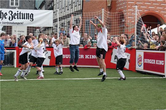 So hoch hüpfen Sieger nach Schlusspfiff: Die JSG Döhren trägt die deutschen Trikots zum Titelgewinn. Foto: Archiv