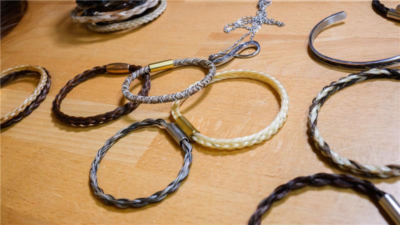 Schmuck aus Pferdehaar - Peinerin fertigt emotionale Kunst So individuell wie die Haare der Tiere sind auch die Armbänder und Schmuckstücke.