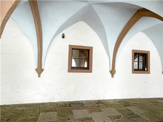 So ist es dauerhaft und richtig: Wenn kein Weihnachtsmarkt ist, guckt nur ein wenig Rohr aus der Wand. Foto: Heine