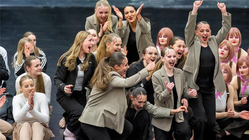 Goslarer J.E.T.-Legs fliegen so hoch wie noch nie So jubeln Zweitplatzierte: Den J.E.T.-Legs des MTV Goslar gelingt beim Heimspiel in der Goldenen Aue die bisher beste Platzierung in der Regionalliga im Jazz- und Modern Dance.