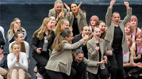 So jubeln Zweitplatzierte: Den J.E.T.-Legs des MTV Goslar gelingt beim Heimspiel in der Goldenen Aue die bisher beste Platzierung in der Regionalliga im Jazz- und Modern Dance.