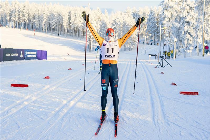 So jubelt Jan-Friedrich Doerks im Februar vergangenen Jahres bei der Junioren-WM über Silber im Massenstart. Nun startet er zum ersten Mal in der Klasse U 23. Das wichtigste Rennen steht gleich zu Beginn an. Foto: Mäkipää