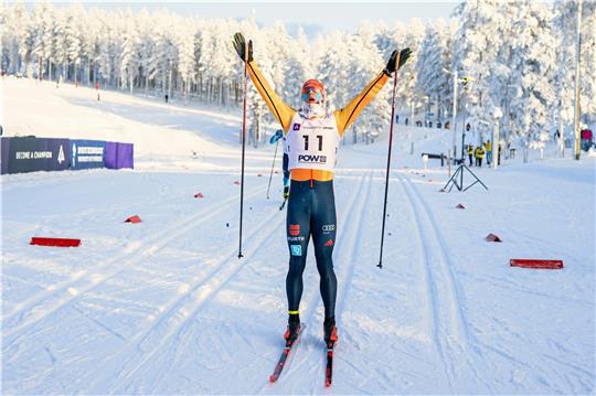 So jubelt Jan-Friedrich Doerks im Februar vergangenen Jahres bei der Junioren-WM über Silber im Massenstart. Nun startet er zum ersten Mal in der Klasse U 23. Das wichtigste Rennen steht gleich zu Beginn an. Foto: Mäkipää