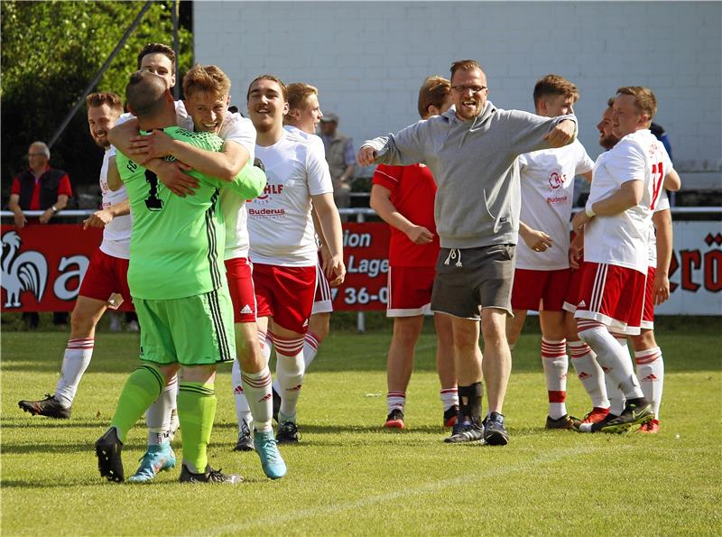 FC Groß Döhren besiegt Vienenburg und steht im Finale So jubelt ein frischgebackener Finalist: Der FC Groß Döhren feiert nach dem Elfmeterschießen Torwart Christopher Seidel. Auch der verletzte Abwehrchef Lars Gläser (in Grau) ist außer sich vor Freude. Foto: Epping