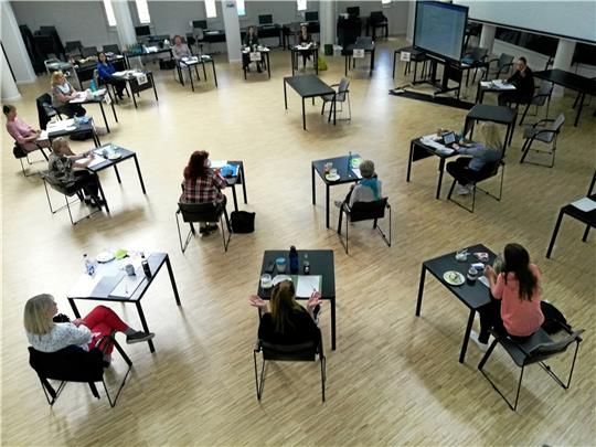 So kann es funktionieren: KVHS-Mitarbeiterinnen stimmen sich im Saal des Kreishauses in Goslar auf das neue Semester ein, die Teilnehmer sitzen im großen Abstand zueinander in einer Runde.  Foto: KVHS