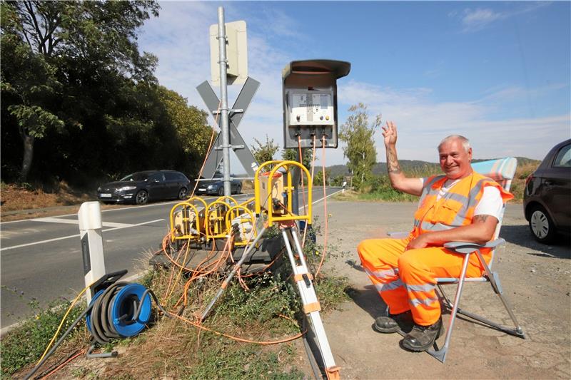 So kennen ihn die Liebenburger: Dieter Gischler sitzt in seinem Campingstuhl am Bahnübergang und grüßt die Vorbeifahrenden.