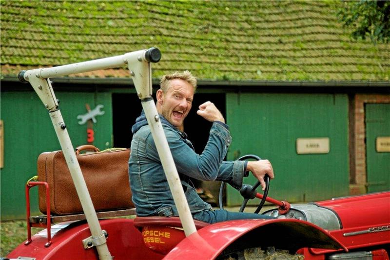 So kennen ihn viele Fernsehzuschauer: Sven Tietzer und sein Trecker „Brunhilde“. Seit gestern Abend ist er Träger des Einbecker Bierordens. Foto: Privat