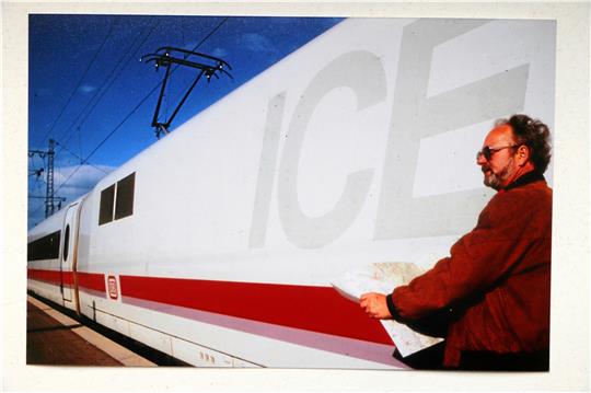 So kennen ihn viele: Günter Voß mit einem Lageplan auf dem Bahnsteig. Seit vielen Jahren nimmt er Bahnverbindungen unter die Lupe. Foto: Gereke