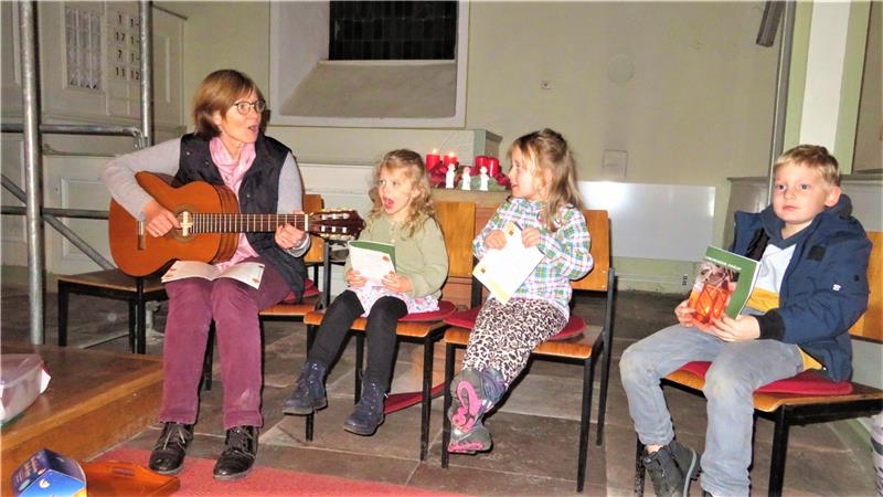 Lutters Diakonin mit der Gitarre geht So kennen sie die Menschen: Diakonin Heidi Hein begleitet auf der Gitarre eine kirchliche Veranstaltung. Vor allem die Jugendarbeit gehörte zu ihrer Tätigkeit Foto: Biener
