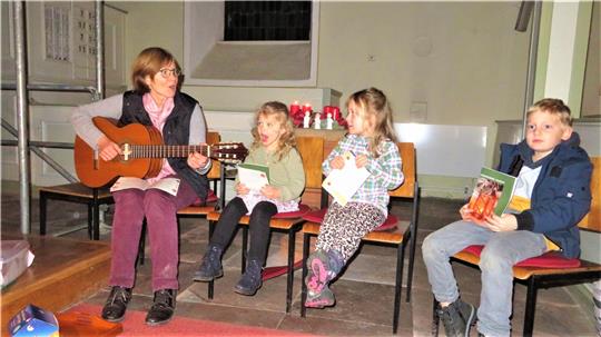 So kennen sie die Menschen: Diakonin Heidi Hein begleitet auf der Gitarre eine kirchliche Veranstaltung. Vor allem die Jugendarbeit gehörte zu ihrer Tätigkeit Foto: Biener
