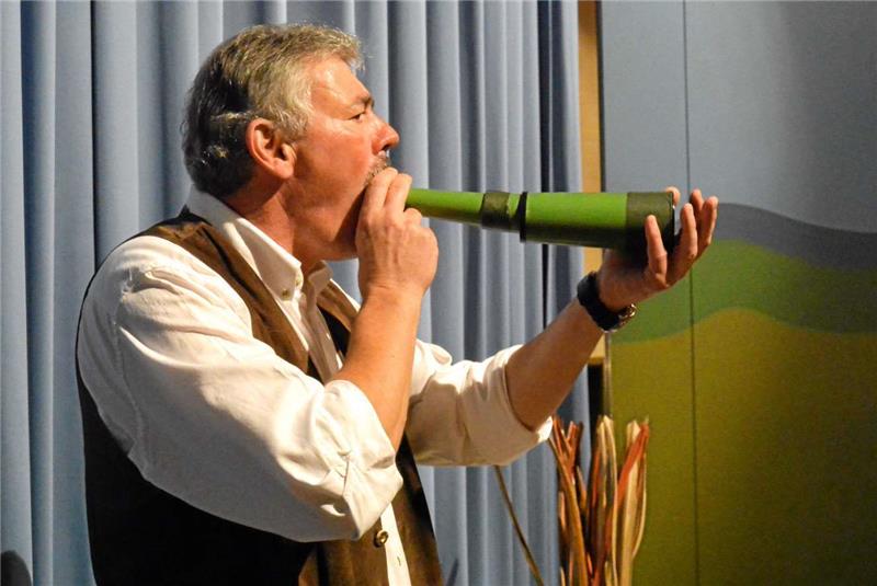 So kennt man Hans-Günter Schärf als Hirscherufer. Mit einem beweglichen Rohr imitierte er verschiedene Töne und Gemütsregungen der Tiere.  Fotos: Weiss
