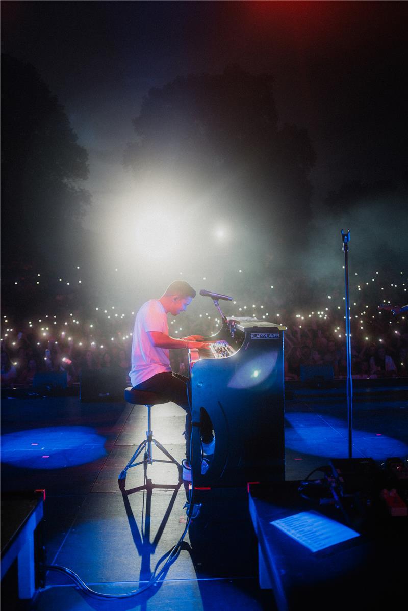So könnte es am 2. August auf der Bühne in Bad Harzburg aussehen, wenn der 31-Jährige im Rahmen seiner Tour ein Konzert auf der Galopprennbahn spielt. Foto: lukeandsimon