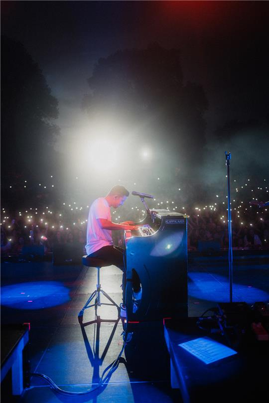 So könnte es am 2. August auf der Bühne in Bad Harzburg aussehen, wenn der 31-Jährige im Rahmen seiner Tour ein Konzert auf der Galopprennbahn spielt. Foto: lukeandsimon