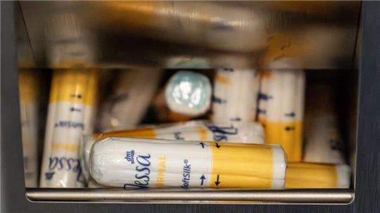 So könnte es bald an den Landkreisschulen laufen: Menstruationsartikel liegen in einem Spender aus.