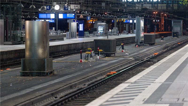 So leer wie zuletzt im Corona-Lockdown: Der Kölner Hauptbahnhof während der Sperrung. (Archivbild)