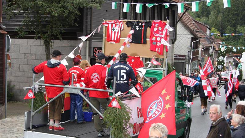 So manch einer würdigt beim Heimatfest auch seinen Lieblingsfußballverein. Im Hintergrund ist die Ehrenpforte zu sehen, die vor zehn Jahren zu Boden gekracht ist.