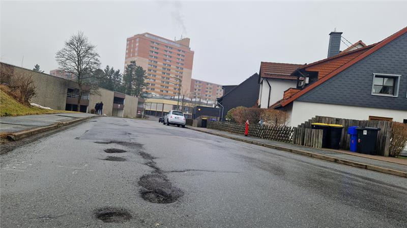 Glockenbergweg Altenau: Förderbescheid über 1,4 Millionen Euro da So manches Schlagloch ziert aktuell noch den Glockenbergweg in Altenau. In diesem Jahr soll die Straße aber komplett saniert werden.
