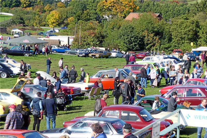 So möchten das die Veranstalter sehen: Viele Autos, viele Besucher, strahlender Himmel. Dieses Bild gab es aber in voller Pracht nur am Sonntag.  Fotos: Schlegel