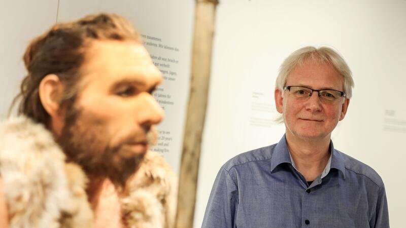 Der Neandertaler, der seiner Art den Namen gab So muss er ausgesehen haben: Experte Ralf W. Schmitz vor einer Nachbildung des 1856 entdeckten Neandertalers.