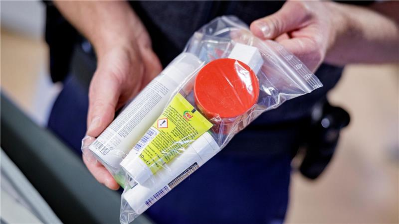 Fliegen mit mehr Flüssigkeit: EU erlaubt neue Gepäckregeln So mussten Flüssigkeiten bislang verpackt werden. (Archivbild)