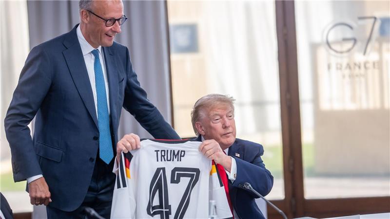 Wie lange hält die Gipfelharmonie mit Trump? So richtig happy ist Trump mit seinem Geschenk offensichtlich nicht.