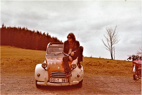 So sah Andreas Brunke in den 1970er Jahren aus. Er fuhr eine „Ente“ und liebte Kneipenzüge durch Goslars Altstadt.  Fotos: Epping, Privat