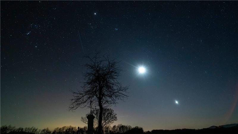 Was der Mond kann, kann die Venus schon lange So sah der Abendhimmel Anfang März aus: Links der Jupiter, in der Mitte der Mond und rechts die Venus. (Archivbild)